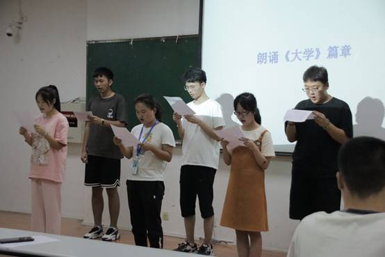 一群人在房间里跳舞描述已自动生成
